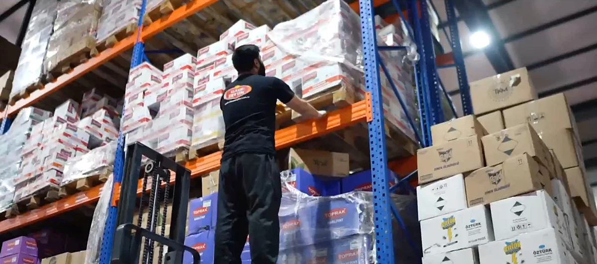 İstif makinesiyle üst raflara erişim