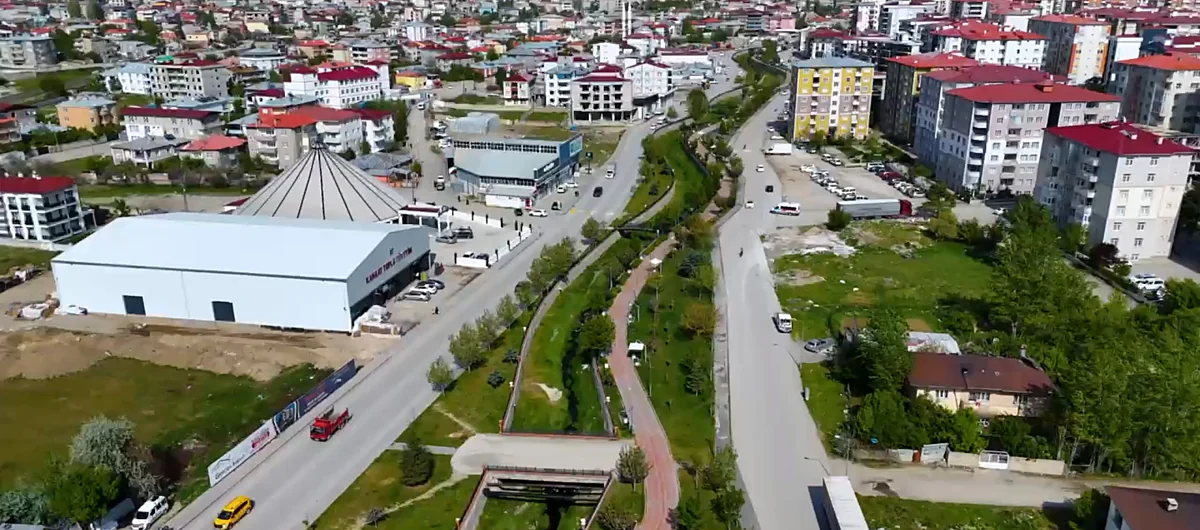 Depo binası ve çevre yolların havadan görünümü