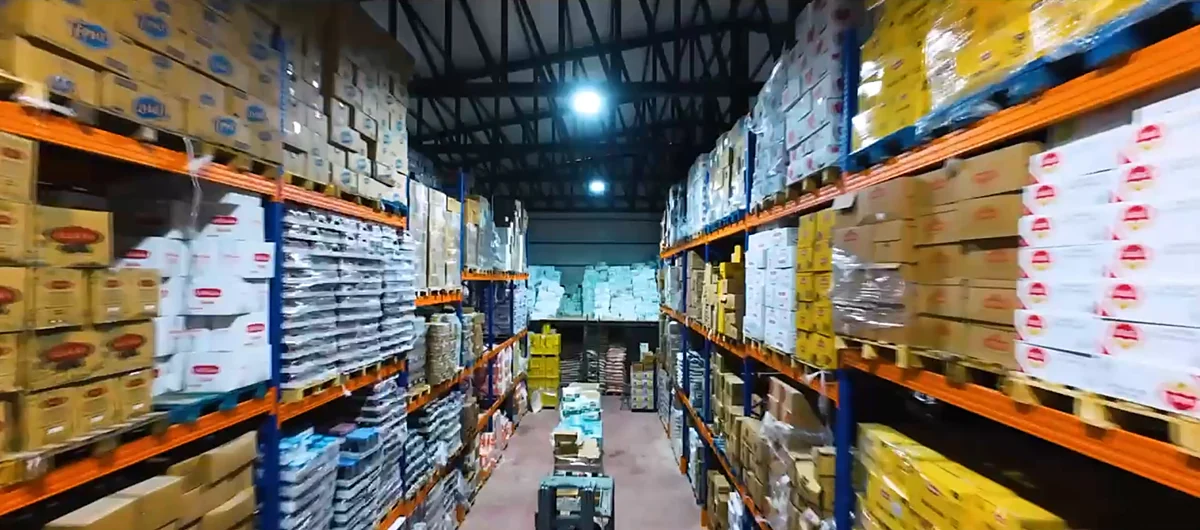 Raf sistemlerinde stoklanan ürün kolileri