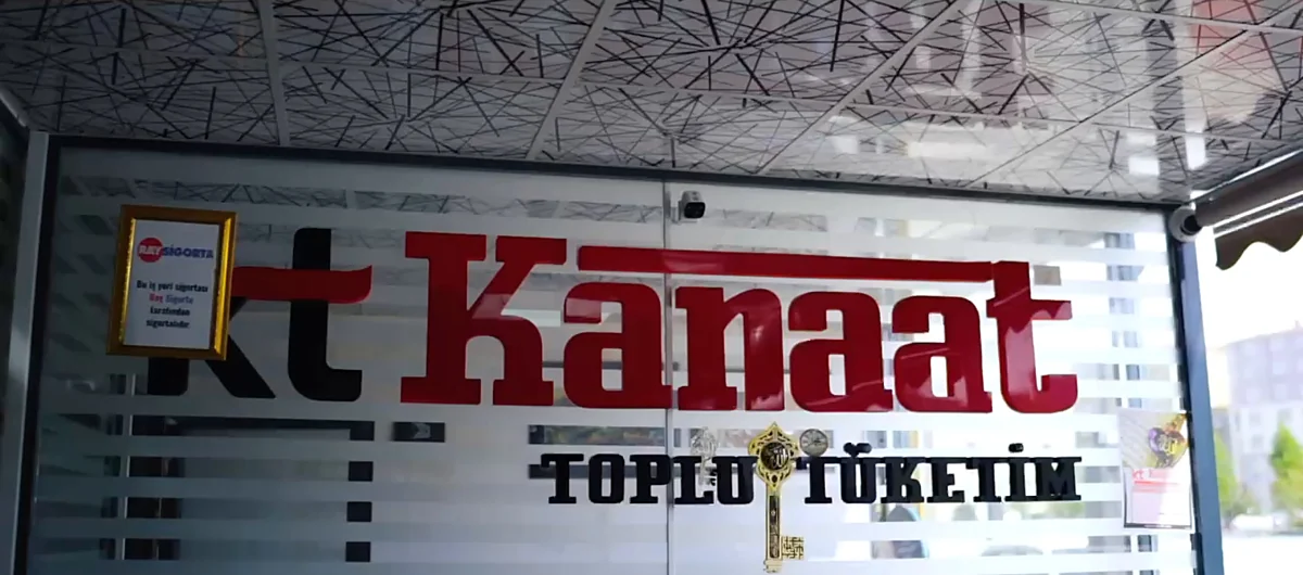 Ofis camındaki Kanaat Toplu Tüketim yazısı